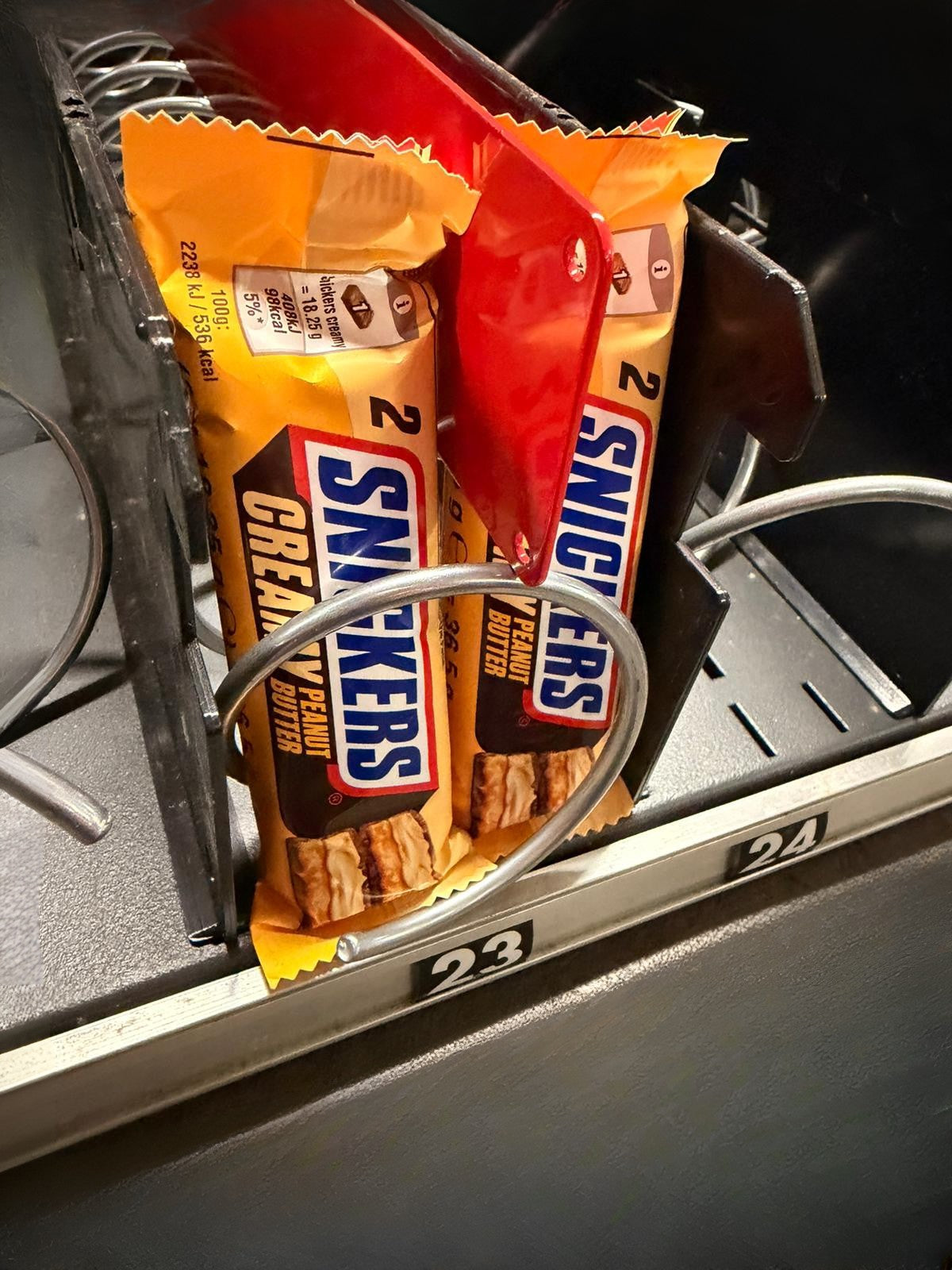 Snickers Creamy Peanut Butter Riegel im Verkaufsautomaten, Nahaufnahme Fach 23