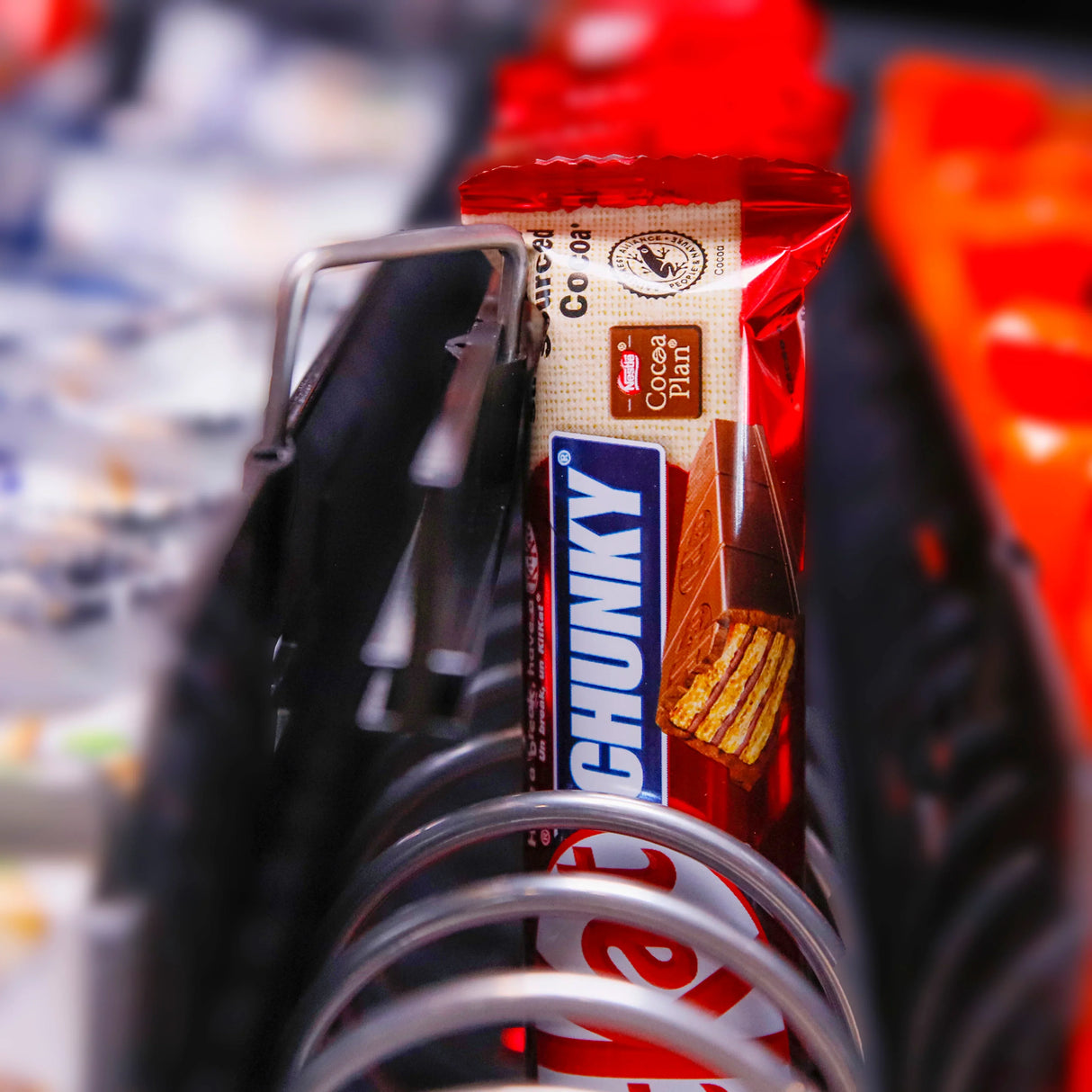 Schokoriegel im Verkaufsautomaten, Nahaufnahme, spiralförmiger Fachhalter, Snackautomat