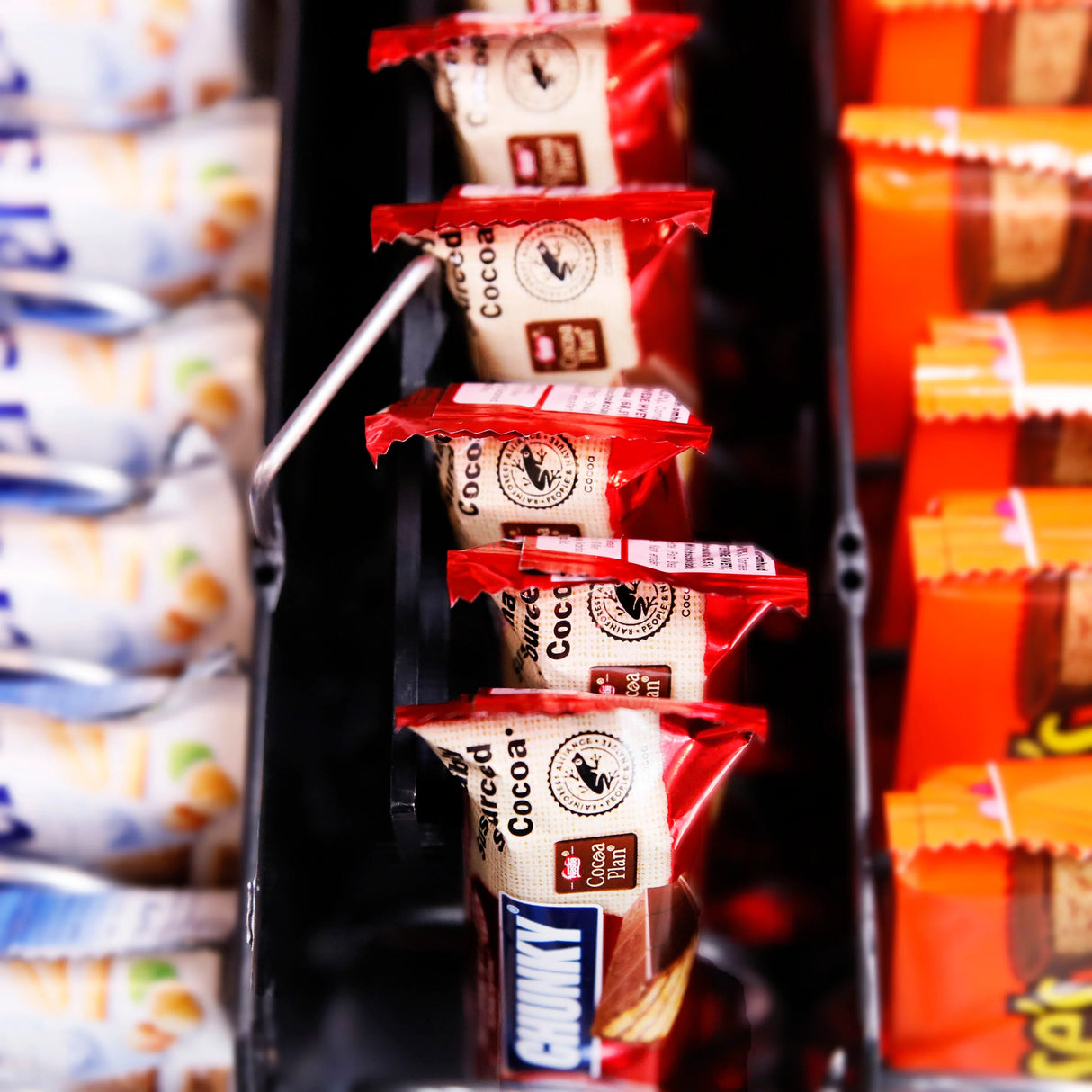 Schokoriegel im Snack-Automaten, Nahaufnahme von gefüllten Produktfächern