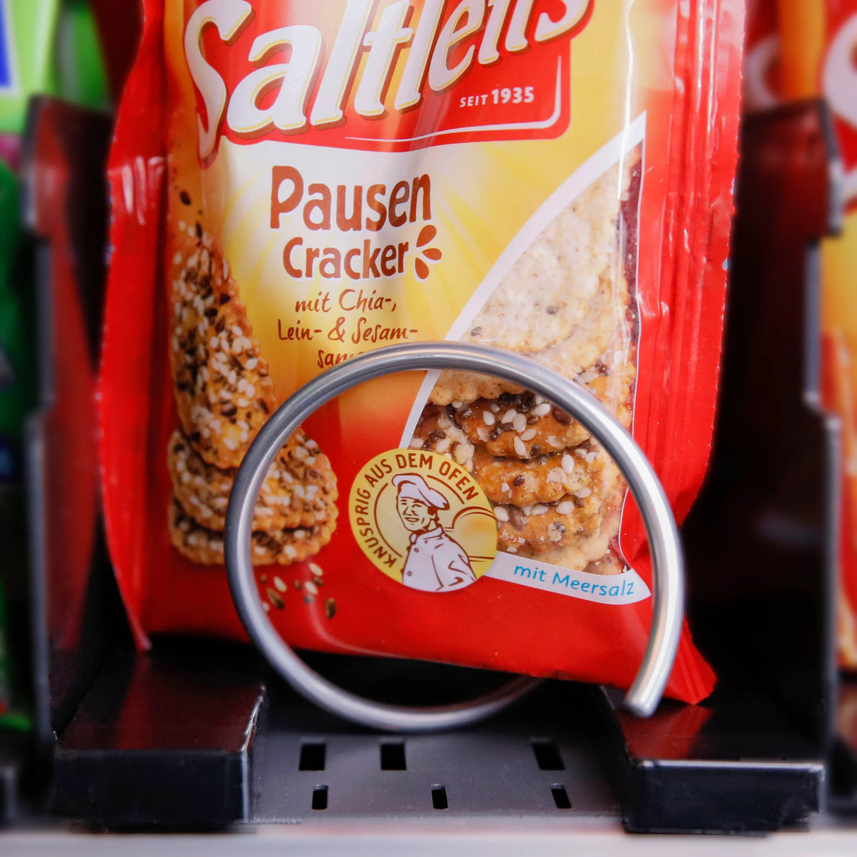 Produktlaufschiene 2er Kit in Verkaufsautomat mit Snackpackung als Beispiel