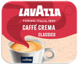 Kaffeepad mit Latte-Art in weißer Tasse, Aufschrift: Caffè Crema Classico
