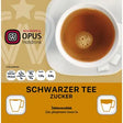 Tasse schwarzer Tee mit Zucker, Nahaufnahme auf Verpackung eines Heißgetränkeautomaten Produkts.
