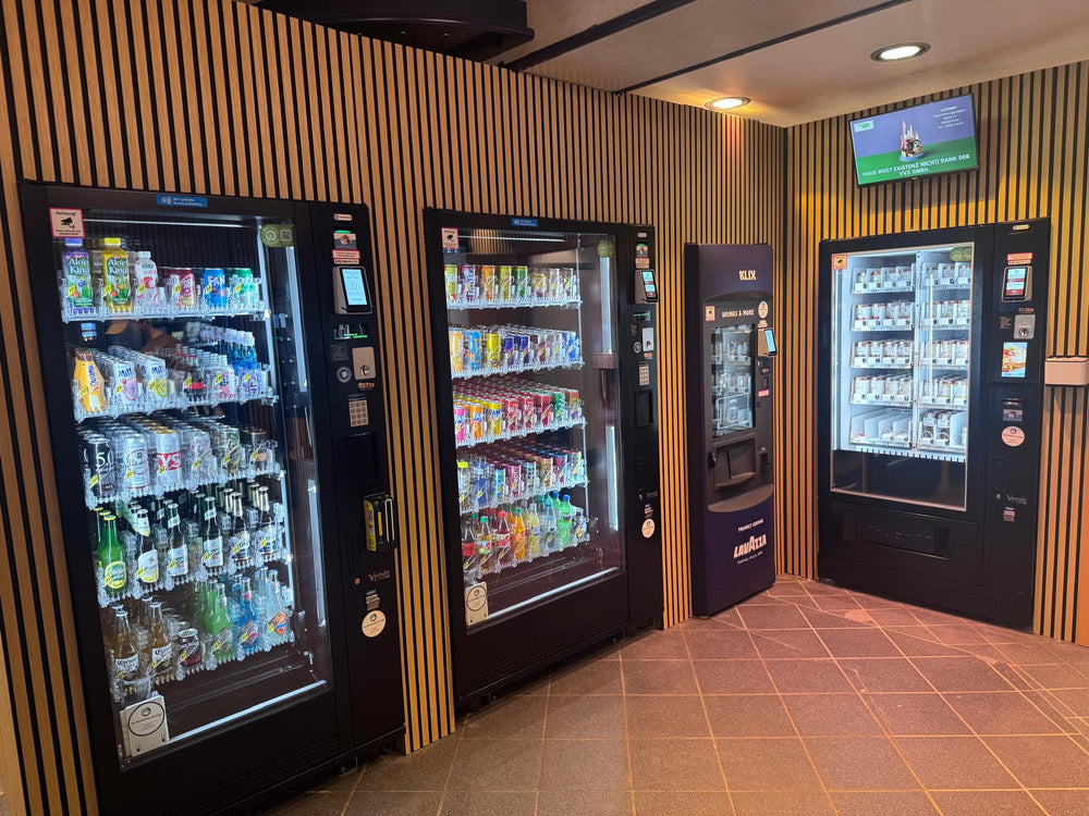 Automatenkiosk mit mehreren Snack-, Getränke- und Heißgetränkeautomaten